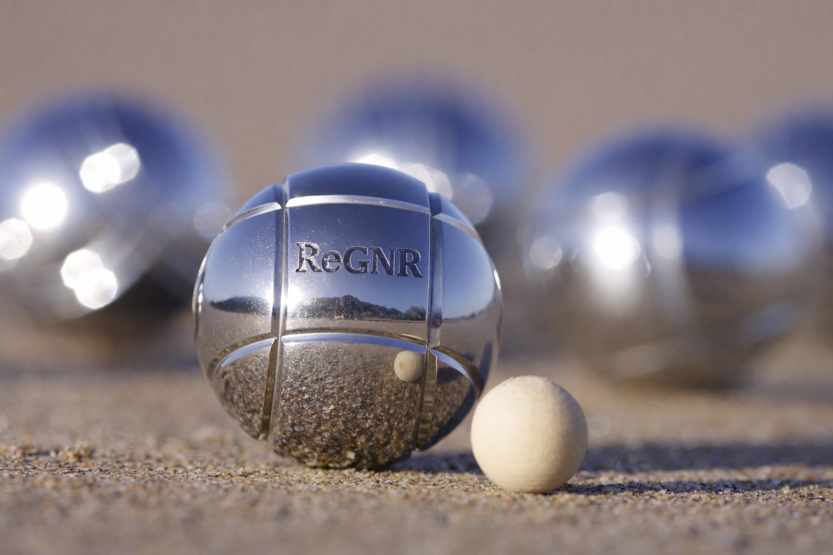 Avec ReGNR, faites graver vos boules de pétanques : personnalisation avec nom et logo de votre club