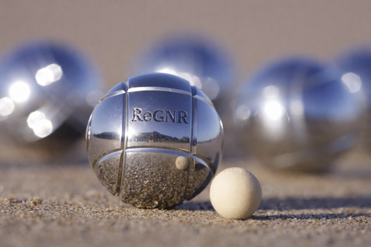 Avec ReGNR, faites graver vos boules de pétanques : personnalisation avec nom et logo de votre club