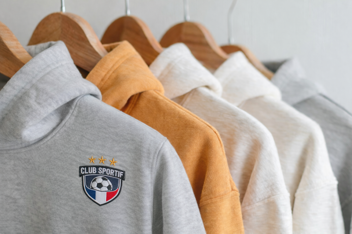 Sweats personnalisés brodés pour clubs sportifs : équipez vos joueurs facilement avec ReGNR