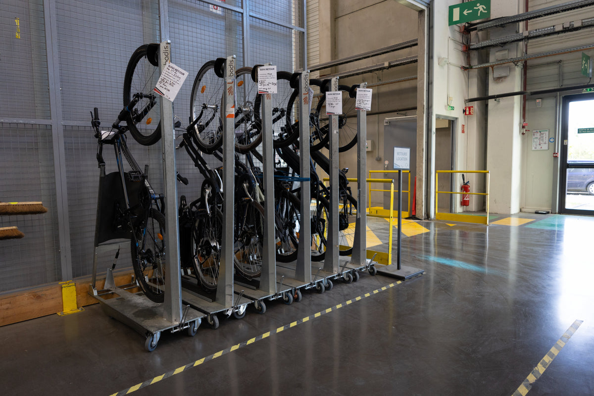 Stockage vertical et contrôle des vélos dans l'entrepôt logistique ReGNR