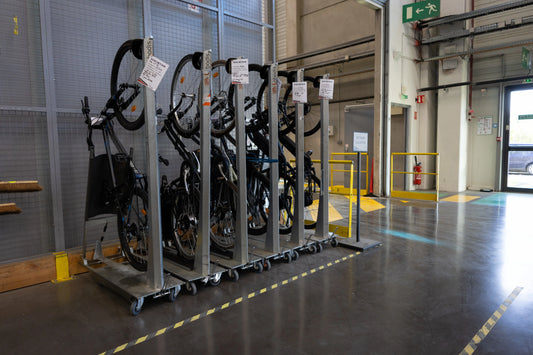Stockage vertical de vélos et VAE en entrepôt logistique