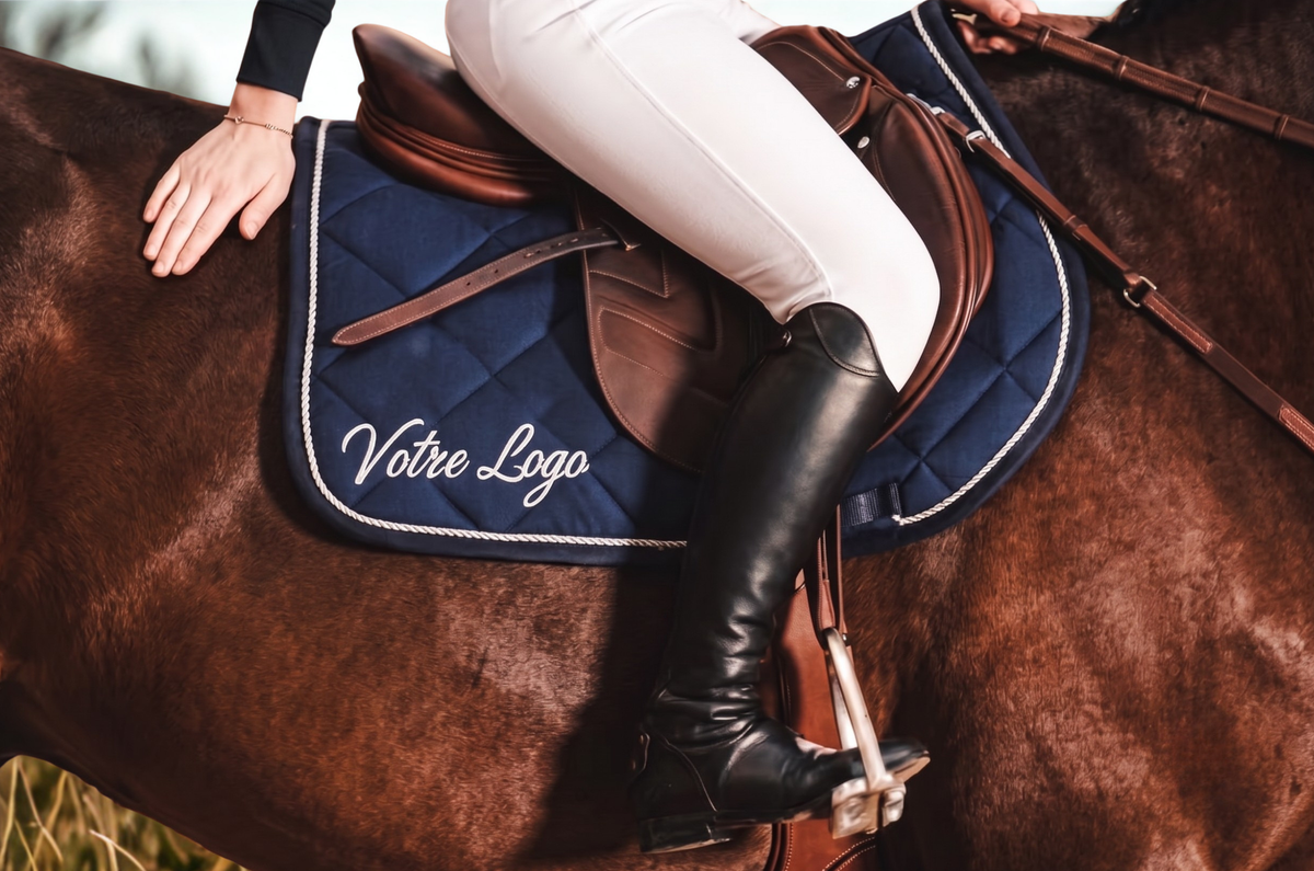 Tapis d'équitation brodé : comment personnalisé l'équipement de votre club ou de votre écurie ?